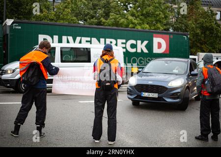 München, Deutschland. 29. August 2023. Am 29. August blockierten 2023 Aktivisten der letzten Generation mehrere Straßen in München. Die LastGen sieht die bayerischen Politiker als schlimmste Klimapolitik-Blockierer. Ferner fordert die letzte Generation eine Geschwindigkeitsbegrenzung von 100 km/h auf Autobahnen, die Einführung eines neun-Euro-Tickets und einen Rat der Klimagesellschaft. (Foto: Alexander Pohl/SIPA USA) Credit: SIPA USA/Alamy Live News Stockfoto