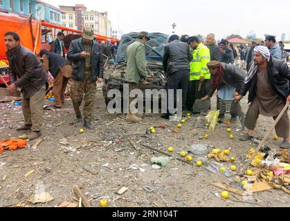 Afghanische Sicherheitskräfte inspizieren den Ort der Explosion in der Provinz Mazar im Norden Afghanistans, 28. November 2014. Drei Zivilisten wurden verletzt, als ein Bombenanschlag am Freitag einen Basar in Afghanistans nördlicher Stadt Mazar-e-Sharif erschütterte, sagte die Polizei. AFGHANISTAN-MAZAR-BLAST Azorda PUBLICATIONxNOTxINxCHN afghanische Sicherheitskräfte inspizieren den Ort der Explosion in der Provinz Mazar im Norden Afghanistans Nov 28 2014 drei Zivilisten wurden verletzt, als ein Bombenanschlag am Freitag einen Basar erschütterte die Polizei der Stadt Nord-Mazar e Sharif sagte Afghanistan Mazar BLAST PUBLICATIONxNOTxINxCHN Stockfoto