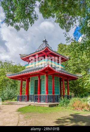 Victoria Park, Hackney, London, England - 29. Juli 2023: Die chinesische Pagode, ursprünglich 1842 im Hyde Park erbaut, liegt heute am West Lake in Victoria Stockfoto