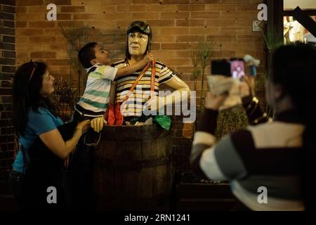 Die Menschen posieren mit einer Statue von El Chavo del 8, der Schöpfung des mexikanischen Komikers Roberto Gomez Bolanos, in Bogota, Kolumbien, am 29. November 2014. Der mexikanische Komiker Roberto Gomez Bolanos, bekannt als Chespirito, starb am Freitag im Alter von 85 Jahren in Cancun City im Südosten Mexikos. Jhon Paz) COLOMBIA-BOGOTA-ENTERTAINMENT-ROBERTO GOMEZ BOLANOS e Jhonpaz PUBLICATIONxNOTxINxCHN Prominente posieren mit einer Statue von El Chavo Del 8 Erschaffung des MEXIKANISCHEN Komikers Roberto Gomez Bolanos in Bogota Kolumbien AM 29 2014. November MEXIKANISCHER Komiker Roberto Gomez Bolanos, bekannt als gestorben AM Freitag IM Alter von 85 Jahren in Cancun Stockfoto