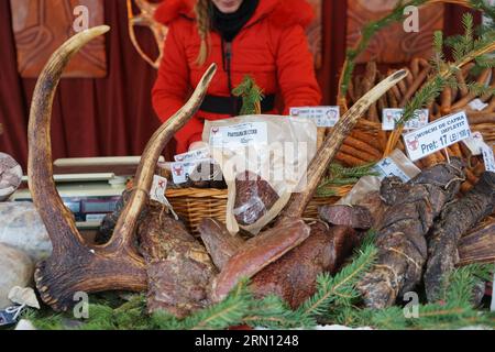 Das Foto vom 29. November 2014 zeigt traditionellen Speck auf dem Weihnachtsmarkt in der Innenstadt von Bukarest, der Hauptstadt Rumäniens. Der Markt wurde am Samstag für die Öffentlichkeit geöffnet. ) (cy) RUMÄNIEN-BUKAREST-WEIHNACHTSMARKT LinxHuifen PUBLICATIONxNOTxINxCHN Foto aufgenommen AM 29 2014. November zeigt traditionellen Speck AUF dem Weihnachtsmarkt in der Innenstadt von Bukarest Hauptstadt von Rumänien der Markt, der AM Samstag für die Öffentlichkeit geöffnet wurde Cy Rumänien Bukarest Weihnachtsmarkt PUBLICATIONxNOTxINxCHN Stockfoto