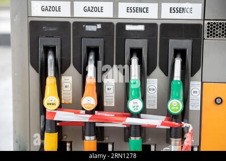 Kraftstoffknappheit am 26. Oktober 2022: TotalEnergies-Tankstelle in Pont de l’Isere (Südostfrankreich) geschlossen. Außer Betrieb befindliche Gaspumpe Stockfoto