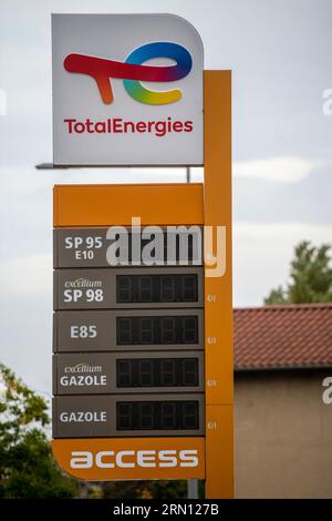 Kraftstoffknappheit am 26. Oktober 2022: TotalEnergies-Tankstelle in Pont de l’Isere (Südostfrankreich) geschlossen. Kraftstoffpreisanzeige ausgeschaltet Stockfoto