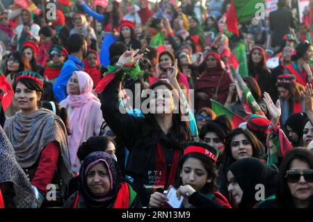 POLITIK Pakistan - Protest gegen die Regierung in Islamambad Unterstützer Pakistans Tehreek-e-Insaf (PTI) nehmen am 30. November 2014 an einer regierungsfeindlichen Kundgebung vor dem Parlament in Islamabad, der Hauptstadt Pakistans, Teil. Der einflussreiche politische Führer Pakistans Imran Khan veranstaltete am Sonntag eine große Kundgebung in Islamabad und drohte am 16. Dezember, das ganze Land als Teil seines regierungsfeindlichen Protestplans zu schließen. PAKISTAN-ISLAMABAD-PROTEST AhmadxKamal PUBLICATIONxNOTxINxCHN Politik Pakistan protestiert gegen die Regierung in Unterstützern Pakistans Tehreek und Insaf PTI besuchen Anti-Governm Stockfoto