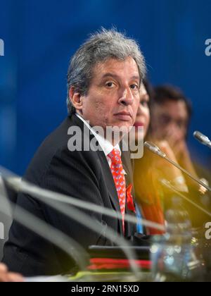 (141201) -- LIMA, 1. Dezember 2014 -- peruanischer Umweltminister Manuel Pulgar-Vidal, der auf der Eröffnungssitzung zum Präsidenten der COP20/CMP10 gewählt wurde, leitet die Eröffnungssitzung der Plenartagung der 20. Konferenz der Vertragsparteien (COP 20) des Rahmenübereinkommens der Vereinten Nationen über Klimaänderungen (UNFCCC) in Lima, der Hauptstadt Perus, am 1. Dezember 2014. In der peruanischen Hauptstadt Lima begannen die jährlichen UN-Klimaverhandlungen am Montag, in der Hoffnung, vor den wichtigen Gesprächen in Paris im Jahr 2015 ein neues internationales Klimaabkommen zu schließen Stockfoto