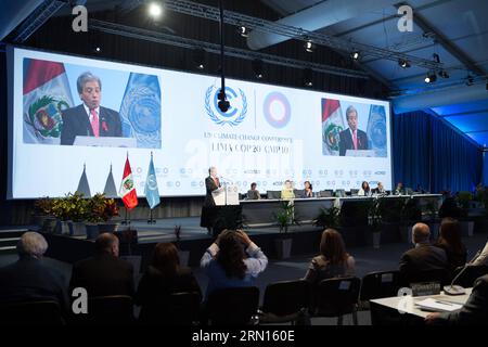 (141201) -- LIMA, 1. Dezember 2014 -- Vertreter nehmen an der Eröffnungssitzung der Plenartagung der 20. Konferenz der Vertragsparteien (COP 20) des Rahmenübereinkommens der Vereinten Nationen über Klimaänderungen (UNFCCC) in Lima, der Hauptstadt Perus, am 1. Dezember 2014 Teil. Die jährlichen UN-Klimaverhandlungen begannen am Montag in der peruanischen Hauptstadt Lima, in der Hoffnung, vor den wichtigen Gesprächen in Paris im Jahr 2015 ein neues internationales Klimaabkommen zu schließen. Die Gespräche in diesem Jahr dürften jedoch intensiv sein. ) PERU-LIMA-COP 20-KLIMAWANDEL-ÖFFNUNG XuxZijian PUBLICATIONxNOTxINxCHN Lima DEC 1 2014 represen Stockfoto