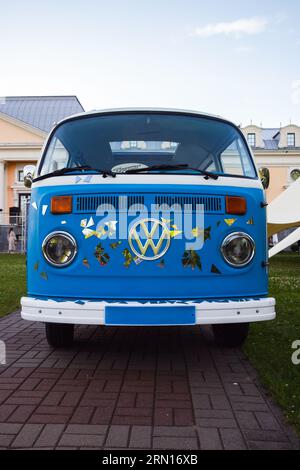 St-Petersburg, Russland - 1. Juli 2021: Der blau-weiße Volkswagen Transporter T2-Bus steht auf einer Kopfsteinpflasterspur, Vorderansicht Stockfoto