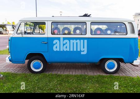 St-Petersburg, Russland - 1. Juli 2021: Der blau-weiße Volkswagen Transporter T2-Bus steht auf einer Kopfsteinpflasterspur, Seitenansicht Stockfoto