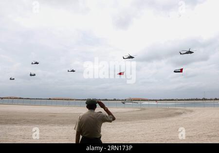 ABU DHABI, 1. Dez. 2014 -- Ein Mann, der im Dienst steht, während Militärhubschrauber in Formation fliegen, um den 43. Jahrestag der Gründung der Vereinigten Arabischen Emirate (VAE) in Abu Dhabi, der Hauptstadt der VAE, am 1. Dez. 2014 zu feiern. Die Vereinigten Arabischen Emirate begrüßen ihren nationalen Gründungstag am 2. Dezember jährlich. An Jiang)(azp) VAE-ABU DHABI-NATIONALFEIERTAG anjiang PUBLICATIONxNOTxINxCHN ABU Dhabi DEZ 1 2014 ein Dienstmann während Militärhubschrauber in Formation fliegen, um den 43. Jahrestag der Gründung der Vereinigten Arabischen Emirate in Abu Dhabi Hauptstadt der VAE AM DEZ 1 2014 zu feiern die VAE grüßen Stockfoto