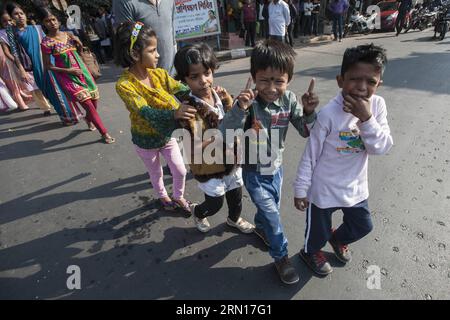 AKTUELLES ZEITGESCHEHEN Welttag der Menschen mit Behinderung (141203) -- CALCUTTA, 3. Dezember 2014 -- indische hörende und sprechbehinderte Kinder nehmen an einer Kundgebung Teil, die den Internationalen Tag der Menschen mit Behinderungen in Kalkutta, der Hauptstadt des ostindischen Bundesstaates Westbengalen, am 3. Dezember 2014 markiert. Am Mittwoch findet der Internationale Tag der Menschen mit Behinderungen statt, um ein Verständnis für Behindertenfragen zu fördern und die Unterstützung für die würde, die Rechte und das Wohlergehen von Menschen mit Behinderungen zu mobilisieren. ) INDIEN-KALKUTTA-INTERNATIONALE TAGES-INVALIDITÄTSRALLYE TumpaxMondal PUBLICATIONxNOTxINxCHN News Stockfoto