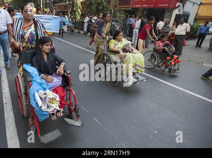 AKTUELLES ZEITGESCHEHEN Welttag der Menschen mit Behinderung (141203) -- CALCUTTA, 3. Dezember 2014 -- Indische Behinderte nehmen an einer Kundgebung Teil, die den Internationalen Tag der Menschen mit Behinderungen in Kalkutta, der Hauptstadt des ostindischen Bundesstaates Westbengalen, am 3. Dezember 2014 markiert. Am Mittwoch findet der Internationale Tag der Menschen mit Behinderungen statt, um ein Verständnis für Behindertenfragen zu fördern und die Unterstützung für die würde, die Rechte und das Wohlergehen von Menschen mit Behinderungen zu mobilisieren. ) INDIEN-KALKUTTA-INTERNATIONALE TAGES-INVALIDITÄTSRALLYE TumpaxMondal PUBLICATIONxNOTxINxCHN News aktuelle Veranstaltungen World t Stockfoto