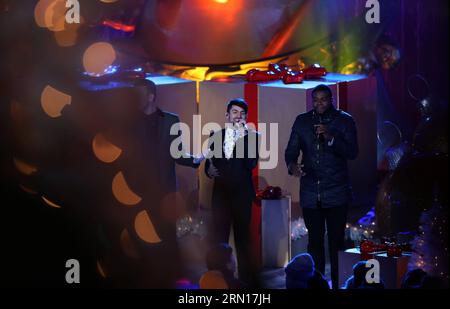 NEW YORK, 3. Dezember 2014 -- Mitglieder der amerikanischen Band Pentatonix treten während der 82. Christmas Tree Lighting Ceremony im Rockefeller Center in New York, USA, am 3. Dezember 2014 auf.Tausende von Menschen wurden Zeuge der Beleuchtung von 45.000 bunten, energieeffizienten LED auf der 85 Fuß hohen, 90 Jahre alten Norwegischen Fichte, gekrönt von einem spektakulären Swarovski-Kristall-Stern im Rockefeller-Zentrum am Mittwoch. Das Rockefeller Center veranstaltet seit 1933 jährlich die Weihnachtsbaumbeleuchtung, um die bevorstehende Weihnachtszeit zu begrüßen. )(AZP) US-NEW YORK-WEIHNACHTSBAUM-LICHT-ZEREMONIE QINXLANG Stockfoto