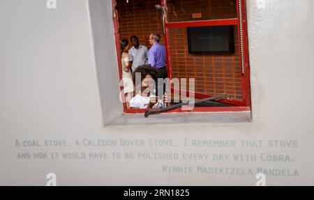 (141204) -- JOHANNESBURG, 4. Dezember 2014 -- Ein Besucher fotografiert am 4. Dezember 2014 im Nelson Mandela National Museum in Soweto, südwestlich von Johannesburg, Südafrika. Das Nelson Mandela National Museum, allgemein als Mandela House bezeichnet, befindet sich in Soweto, südwestlich von Johannesburg, Südafrika, wo Nelson Mandela von 1946 bis 1962 lebte. Als sich der 1. Jahrestag von Nelson Mandelas Tod am 5. Dezember nähert, kommen immer mehr Besucher in das Museum, um dem Präsidenten Südafrikas zu gedenken. ) SÜDAFRIKA-SOWETO-MANDELA-HAUS-1. JAHRESTAG-DEA Stockfoto