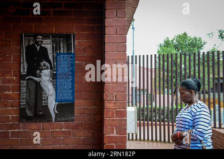 (141204) -- JOHANNESBURG, 4. Dezember 2014 -- Eine Frau besucht das Nelson Mandela National Museum in Soweto, südwestlich von Johannesburg, Südafrika, am 4. Dezember 2014. Das Nelson Mandela National Museum, allgemein als Mandela House bezeichnet, befindet sich in Soweto, südwestlich von Johannesburg, Südafrika, wo Nelson Mandela von 1946 bis 1962 lebte. Als sich der 1. Jahrestag von Nelson Mandelas Tod am 5. Dezember nähert, kommen immer mehr Besucher in das Museum, um dem Präsidenten Südafrikas zu gedenken. ) SÜDAFRIKA-SOWETO-MANDELA-HAUS-1. JAHRESTAG-TOD ZHAIXJIANL Stockfoto