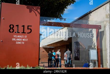 (141204) -- JOHANNESBURG, 4. Dezember 2014 -- Foto aufgenommen am 4. Dezember 2014 zeigt die Besucher des Nelson Mandela National Museum in Soweto, südwestlich von Johannesburg, Südafrika. Das Nelson Mandela National Museum, allgemein als Mandela House bezeichnet, befindet sich in Soweto, südwestlich von Johannesburg, Südafrika, wo Nelson Mandela von 1946 bis 1962 lebte. Als sich der 1. Jahrestag von Nelson Mandelas Tod am 5. Dezember nähert, kommen immer mehr Besucher in das Museum, um dem Präsidenten Südafrikas zu gedenken. ) SÜDAFRIKA-SOWETO-MANDELA-HAUS-1ST ANNIVERSAR Stockfoto