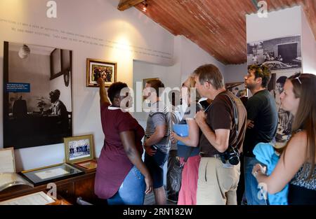 (141204) -- JOHANNESBURG, 4. Dezember 2014 -- Besucher schauen sich die Ausstellungsstücke im Nelson Mandela National Museum in Soweto, südwestlich von Johannesburg, Südafrika, am 4. Dezember 2014 an. Das Nelson Mandela National Museum, allgemein als Mandela House bezeichnet, befindet sich in Soweto, südwestlich von Johannesburg, Südafrika, wo Nelson Mandela von 1946 bis 1962 lebte. Als sich der 1. Jahrestag von Nelson Mandelas Tod am 5. Dezember nähert, kommen immer mehr Besucher in das Museum, um dem Präsidenten Südafrikas zu gedenken. ) SÜDAFRIKA-SOWETO-MANDELA-HAUS-1. ANZ Stockfoto