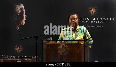 (141204) -- JOHANNESBURG, 4. Dezember 2014 -- Südafrikas Minister für Wissenschaft und Technologie Naledi Pandor spricht bei der Eröffnungszeremonie der Nelson Mandela Condolence Books Exhibition im Nelson Mandela Centre of Memory in Johannesburg, Südafrika, am 4. Dezember 2014. Die Nelson Mandela Condolence Books Exhibition fand am Donnerstag statt, um den bevorstehenden ersten Jahrestag des Todes von Nelson Mandela, Präsident Südafrikas, am 5. Dezember 2014 zu feiern. Insgesamt 4850 Kondolenzbücher, die von Südafrikas Botschaften auf der ganzen Welt mitgebracht wurden, und mehr als 100 Kondolenzbücher im Inland Stockfoto