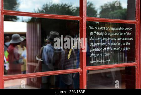 (141204) -- JOHANNESBURG, 4. Dezember 2014 -- Besucher unterhalten sich am 4. Dezember 2014 im Nelson Mandela National Museum in Soweto, südwestlich von Johannesburg, Südafrika. Das Nelson Mandela National Museum, allgemein als Mandela House bezeichnet, befindet sich in Soweto, südwestlich von Johannesburg, Südafrika, wo Nelson Mandela von 1946 bis 1962 lebte. Als sich der 1. Jahrestag von Nelson Mandelas Tod am 5. Dezember nähert, kommen immer mehr Besucher in das Museum, um dem Präsidenten Südafrikas zu gedenken. ) SÜDAFRIKA-SOWETO-MANDELA-HAUS-1ST ANNIVERSAR Stockfoto