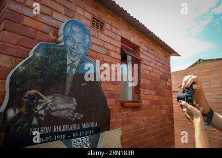 (141204) -- JOHANNESBURG, 4. Dezember 2014 -- Ein Besucher fotografiert am 4. Dezember 2014 im Nelson Mandela National Museum in Soweto, südwestlich von Johannesburg, Südafrika. Das Nelson Mandela National Museum, allgemein als Mandela House bezeichnet, befindet sich in Soweto, südwestlich von Johannesburg, Südafrika, wo Nelson Mandela von 1946 bis 1962 lebte. Als sich der 1. Jahrestag von Nelson Mandelas Tod am 5. Dezember nähert, kommen immer mehr Besucher in das Museum, um dem Präsidenten Südafrikas zu gedenken. ) SÜDAFRIKA-SOWETO-MANDELA-HAUS-1. JAHRESTAG-DEA Stockfoto