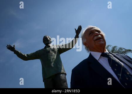 141205 -- PRETORIA, 5. Dezember 2014 -- der Laie George Bizos, der Nelson Mandela aus dem Gefängnis half, steht am 5. Dezember 2014 vor der Mandela-Statue in den Unionshäusern in Pretoria, Südafrika. Am Freitag fand hier eine Kranzlege statt, um den 1. Jahrestag des Todes von Nelson Mandela, dem Präsidenten Südafrikas, zu feiern. Südafrikas Veteranen des Kampfes für die Freiheit und diejenigen, die mit Nelson Mandela gegen die Apartheid kämpften, wurden eingeladen, die Kranzlegung zu führen. SÜDAFRIKA-PRETORIA-MANDELA-1. JAHRESTAG-GEDENKFEIER ZHAIXJIANLAN PUBLICATIONXNOTXINXCHN Stockfoto