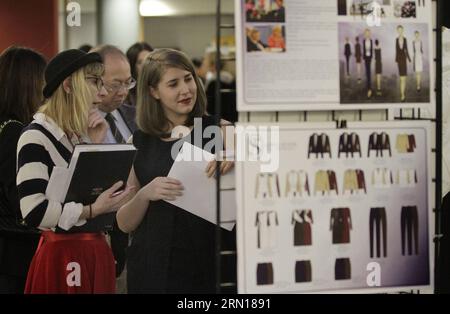 (141205) -- VANCOUVER, 4. Dezember 2014 -- Besucher schauen sich einige Ausstellungen der Werke an, die von den Studenten bei der Fashion Open House-Veranstaltung an der Kwantlen Polytechnic University in Richmond, Kanada, am 4. Dezember 2014 geschaffen wurden. Die Hochschule für Design der Kwantlen Polytechnic University veranstaltet die erste Fashion Open House-Veranstaltung für die Öffentlichkeit. Die Veranstaltung präsentierte neue Ideen und Projekte von den Modedesignstudenten, die auch eine Gelegenheit für die Leute aus der Modeindustrie bieten, sich mit diesen Studenten vor dem Abschluss zu verbinden.Liang Sen) CANADA-VANCOUVER-FASHION-OPEN HOUSE jiangxyaping PUBLICATIONxNOTxINxCHN Va Stockfoto