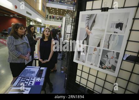 (141205) -- VANCOUVER, 4. Dezember 2014 -- Eine Studentin von Shool of Design stellt ihr Design einem Besucher während der Fashion Open House Veranstaltung an der Kwantlen Polytechnic University in Richmond, Kanada, am 4. Dezember 2014 vor. Die Hochschule für Design der Kwantlen Polytechnic University veranstaltet die erste Fashion Open House-Veranstaltung für die Öffentlichkeit. Die Veranstaltung präsentierte neue Ideen und Projekte von den Modedesignstudenten, die auch eine Gelegenheit für die Leute aus der Modeindustrie bieten, sich mit diesen Studenten vor dem Abschluss zu verbinden.Liang Sen)(azp) CANADA-VANCOUVER-FASHION-OPEN HOUSE jiangxyaping PUBLICATIONxNOTxINxC Stockfoto