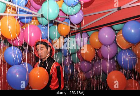 (141205) -- BRÜSSEL, 5. Dezember 2014 -- ein Schauspieler, gekleidet als Black Pete, bereitet sich darauf vor, den Kindern in Brüssel während des Saint Nicolas Festivals am 5. Dezember 2014 Ballons zu liefern. Das St. Nicolas Festival kommt traditionell Mitte November oder dezember jedes Jahr in den Niederlanden und Belgien an. Auf seinem Pferd, mit seinem hilfsbereiten Assistenten Black Pete, wird er traditionell von Kindern begrüßt, die traditionelle Lieder des Heiligen Nikolaus singen und jubeln. BELGIEN-BRÜSSEL-SAINT NICOLAS FESTIVAL YexPingfan PUBLICATIONxNOTxINxCHN Brüssel DEC 5 2014 an Schauspieler gekleidet als Stockfoto