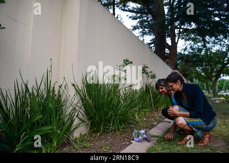 (141205) -- JOHANNESBURG, 5. Dezember 2014 -- zwei Frauen legten am 5. Dezember 2014 einen Blumenstrauß vor Nelson Mandelas Residenz in Johannesburg, Südafrika. Die Menschen gingen in die Residenz des verstorbenen südafrikanischen Präsidenten Nelson Mandela in Houghton, wo er am 5. Dezember 2013 in Johannesburg, Südafrika, verstarb, um ihr Beileid zum Ausdruck zu bringen und an den 1. Jahrestag des Todes Nelson Mandelas zu gedenken. SÜDAFRIKA-JOHANNESBURG-MANDELA-JAHRESTAG-TOD-GEDENKEN ZhaixJianlan PUBLICATIONxNOTxINxCHN Johannesburg DEC 5 2014 zwei Frau legte ein Bouquet vor Nelson Mandela S Residence Joha Stockfoto