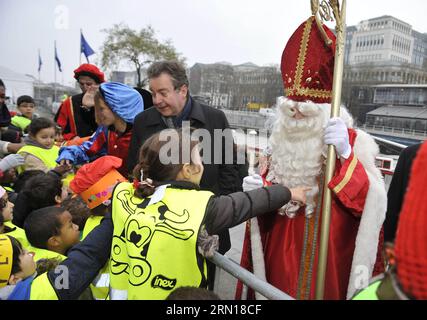 (141205) -- BRÜSSEL, 5. Dezember 2014 -- Kinder begrüßen die Ankunft von Saint-Nicolas (Sinterklaas) und seinen Helfern in Brüssel, 5. Dezember 2014. Saint-Nicolas, der eine der Quellen der beliebten Weihnachtsfigur des Weihnachtsmanns ist, wird jährlich mit Geschenken in der Nacht vor oder am Heiligen Nikolaus-Tag am 6. Dezember in Belgien gefeiert. ) BELGIEN-BRÜSSEL-SAINT NICOLAS YexPingfan PUBLICATIONxNOTxINxCHN Brüssel DEZ 5 2014 Kinder Willkommen die Ankünfte des Heiligen Nicolas und seiner Helfer IN Brüssel der Belgischen DEZ 5 2014 Saint Nicolas, der eine der Quellen der IST Stockfoto