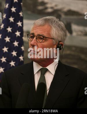 US-Verteidigungsminister Chuck Hagel reagiert auf eine gemeinsame Pressekonferenz mit dem afghanischen Präsidenten Mohammad Ashraf Ghani in Kabul, Afghanistan, am 6. Dezember 2014. Der US-Verteidigungsminister Chuck Hagel sagte hier am Samstag, dass Washington beschlossen habe, weitere 1.000 Soldaten in Afghanistan über 2014 hinaus zu behalten, was die Zahl auf 10.800. )(azp) AFGHANISTAN-KABUL-US-PRESSEKONFERENZ AhmadxMassoud PUBLICATIONxNOTxINxCHN US-Verteidigungsminister Chuck Hagel reagiert auf einer gemeinsamen Pressekonferenz mit dem afghanischen Präsidenten Mohammad Ashraf Ghani in Kabul Afghanistan DEC 6 2014 Besuchstermin des US-Sekretärs Stockfoto