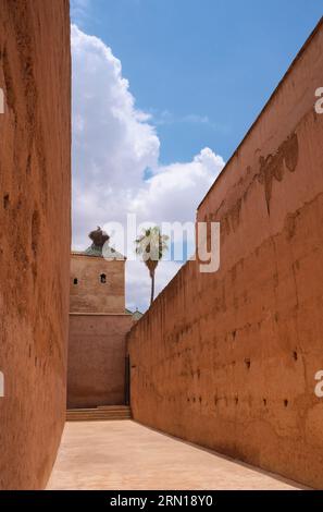 Marokko: Weiße Störche (Ciconia ciconia) in den Ruinen des Palastes El Badi (Badia Palast), Kasbah-Viertel, Medina von Marrakesch, Marrakesch. El Badi Palace (Palast der Wunder, auch „unvergleichlicher Palast“) wurde 1578 von Sultan Ahmad al-Mansur der Saadier-Dynastie in Auftrag gegeben, wobei der Bau während seiner gesamten Herrschaft fortgesetzt wurde. Der Palast, dekoriert mit Materialien, die aus zahlreichen Ländern von Italien bis Mali importiert wurden, wurde für Empfänge genutzt und entworfen, um den Reichtum und die Macht des Sultans zu demonstrieren. Es war ein Teil eines größeren Saadier-Palastkomplexes im Kasbah-Viertel von Marrakesch. Stockfoto