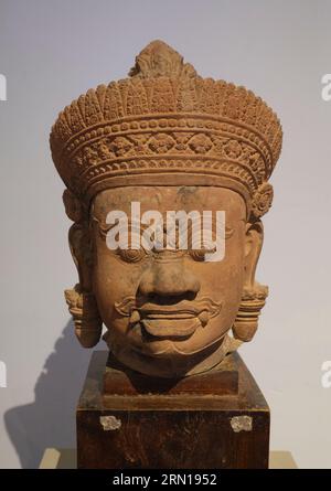 Kambodscha: Ein Sandsteinkopf einer Yaksha (Schutzgottheit) aus dem 10. Jahrhundert, ursprünglich aus dem Tempel Banteay Srei bei Siem Reap, heute im Nationalmuseum von Kambodscha, Phnom Penh. Das Nationalmuseum befindet sich in einem roten Pavillon aus dem Jahr 1918 und beherbergt eine Sammlung von Khmer-Kunst, darunter einige der schönsten Stücke der Welt. Zu den Exponaten gehören eine Vishnu-Statue aus dem 6. Jahrhundert, eine Shiva-Statue aus dem 9. Jahrhundert und der berühmte, in meditativer Pose geformte Kopf von Jayavarman VII. Besonders beeindruckend ist die beschädigte Büste eines liegenden Vishnu, der einst Teil einer massiven Bronzestatue war, die im westlichen Mebon gefunden wurde. Stockfoto
