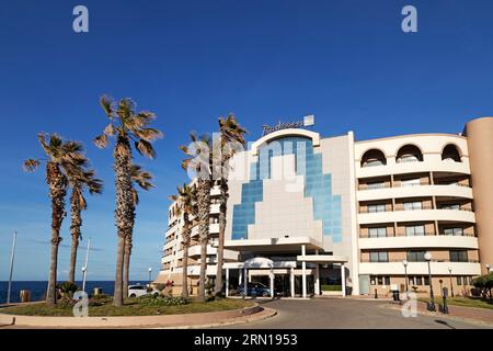 Das Radisson Blu Resort Malta im St Julian's in Malta. Das Hotel mit Blick auf die Küste und das Mittelmeer verfügt über 252 Zimmer und Suiten. Stockfoto