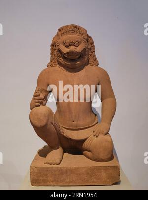 Kambodscha: Ein Hüter aus Sandstein aus dem 10. Jahrhundert mit einem Löwenkopf, der ursprünglich aus dem Tempel Banteay Srei in der Nähe von Siem Reap stammt, heute im Nationalmuseum von Kambodscha, Phnom Penh. Das Nationalmuseum befindet sich in einem roten Pavillon aus dem Jahr 1918 und beherbergt eine Sammlung von Khmer-Kunst, darunter einige der schönsten Stücke der Welt. Zu den Exponaten gehören eine Vishnu-Statue aus dem 6. Jahrhundert, eine Shiva-Statue aus dem 9. Jahrhundert und der berühmte, in meditativer Pose geformte Kopf von Jayavarman VII. Besonders beeindruckend ist die beschädigte Büste eines liegenden Vishnu, der einst Teil einer massiven Bronzestatue war, die im westlichen Mebon gefunden wurde Stockfoto