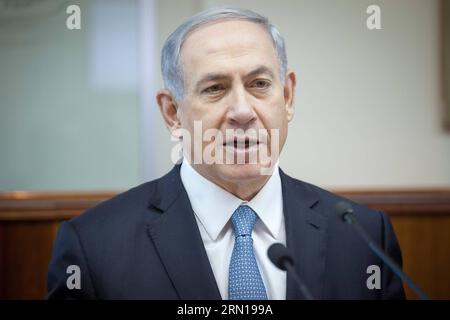 Der israelische Premierminister Benjamin Netanjahu spricht am 7. Dezember 2014 vor dem wöchentlichen Kabinettstreffen in Jerusalem. Der israelische Premierminister Benjamin Netanjahu traf sich am späten Samstag mit Außenminister Avigdor Lieberman, um die für den kommenden März geplanten frühen Wahlen zu verhindern, berichtete die Jediot Aharonot Daily am Sonntag. JINI/) MIDEAST-JERUSALEM-ISRAEL-PM-EARLY ELECTION-AVERTING EmilxSalman PUBLICATIONxNOTxINxCHN der israelische Premierminister Benjamin Netanyahu spricht auf dem wöchentlichen Kabinettstreffen in Jerusalem AM 7. Dezember 2014 traf der israelische Premierminister Benjamin Netanyahu mit dem Außenminister Avigd zusammen Stockfoto