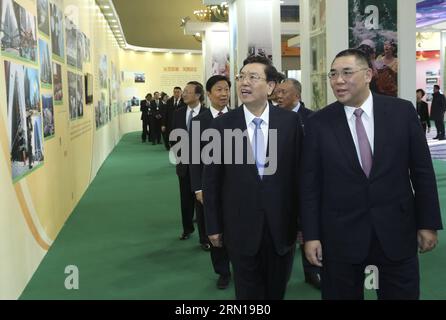 Zhang Dejiang (L, Front), Vorsitzender des Ständigen Ausschusses des Nationalen Volkskongresses Chinas, besucht eine Ausstellung über die Entwicklung Macaus zum 15. Jahrestag der Gründung der Sonderverwaltungsregion Macau in Peking, Hauptstadt Chinas, 8. Dezember 2014. ) (wf) CHINA-BEIJING-ZHANG DEJIANG-MACAO-ANNIVERSARY(CN) PangxXinglei PUBLICATIONxNOTxINxCHN Zhang Dejiang l Front Vorsitzender des Thing Committee des China S National Prominents S Kongress Besuche der Ausstellung ÜBER die Entwicklung von Macau zum 15. Jahrestag der Gründung der Macao SAR S in Peking Hauptstadt von China DEC 8 2014 WF China Bei Stockfoto