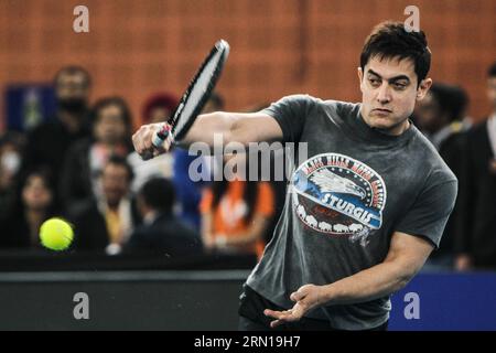 NEW DELHI, 8. Dezember 2014 -- Bollywood-Star Aamir Khan gibt den Ball während eines Ausstellungs-Matches mit den Tennisstars Roger Federer und Novak Djokovic am 3. Tag des indischen Beins der International Premier Tennis League (IPTL) in New Delhi, Indien, am 8. Dezember 2014 zurück. ) (SP)INDIA-NEW DELHI-TENNIS-IPTL-BOLLYWOOD ZhengxHuansong PUBLICATIONxNOTxINxCHN New Delhi DEC 8 2014 Bollywood Star Aamir Khan kehrt den Ball während des Ausstellungs-Matches mit den Tennis Stars Roger Federer und Novak Djokovic AM 3. Tag der indischen Liga der Internationalen Premier Tennis League in Neu Delhi Indien DEC 8 2014 SP Indien zurück Neu Stockfoto