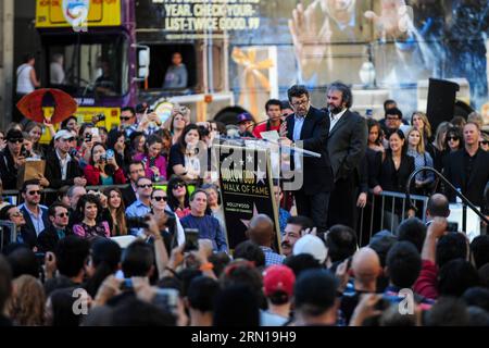 (141208) -- LOS ANGELES, 8. Dezember 2014 -- neuseeländischer Regisseur Peter Jackson (R) und britischer Schauspieler Andy Serkis (L) nehmen an der Zeremonie Teil, bei der Jackson mit einem Stern auf dem Hollywood Walk of Fame in Hollywood, Kalifornien, USA, am 8. Dezember, geehrt wird. 2014. der Oscar-prämierte neuseeländische Regisseur Peter Jackson wurde am Montag mit dem 2.538. Stern auf dem Hollywood Walk of Fame geehrt. US-HOLLYWOOD-WALK OF FAME-STAR-PETER JACKSON ZhangxChaoqun PUBLICATIONxNOTxINxCHN Los Angeles DEC 8 2014 neuseeländischer Regisseur Peter Jackson r und britischer Schauspieler Andy Serkis l nehmen an der Zeremonie zu Ehren von Jackson mit A Teil Stockfoto