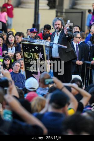 (141208) - LOS ANGELES, 8. Dezember 2014 -- der neuseeländische Regisseur Peter Jackson spricht bei der Zeremonie, bei der er mit einem Stern auf dem Hollywood Walk of Fame in Hollywood, Kalifornien, USA, geehrt wird, 8. Dezember, 2014. der Oscar-prämierte neuseeländische Regisseur Peter Jackson wurde am Montag mit dem 2.538. Stern auf dem Hollywood Walk of Fame geehrt. US-HOLLYWOOD-WALK OF FAME-STAR-PETER JACKSON ZhangxChaoqun PUBLICATIONxNOTxINxCHN Los Angeles DEC 8 2014 New Zealand Director Peter Jackson spricht BEI der Zeremonie zu Ehren von IHM mit einem Stern AUF dem Hollywood Walk of Fame in Hollywood California, United Sta Stockfoto