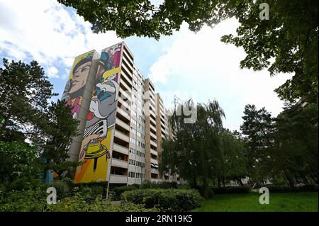 Artpark Tegel, Urban Street Art auf 8 Hochhäusern in Berlin Tegel, BustArt; Abfahrt Stockfoto