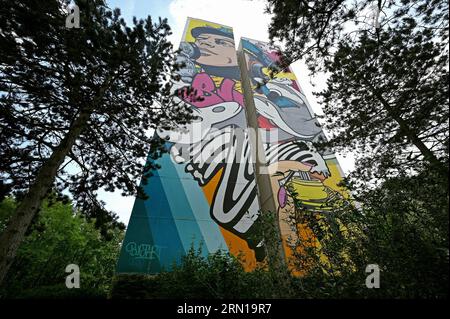 Artpark Tegel, Urban Street Art auf 8 Hochhäusern in Berlin Tegel, BustArt; Abfahrt Stockfoto