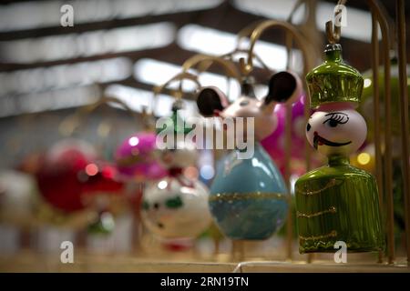 AKTUELLES ZEITGESCHEHEN Mexiko - Produktion von Weihnachtsbaumkugeln in MICHOACAN (141210) -- MICHOACAN, 10. Dezember 2014 -- Bild aufgenommen am 6. Dezember 2014 zeigt Sphären, die in Tlalpujahua des mexikanischen Staates Michoacan ausgestellt sind. Die magische Stadt Tlalpujahua ist bekannt für ihre Weihnachtskugeln, die von ihren Handwerkern geschaffen wurden. Bernardo Maldonado) MEXICO-MICHOACAN-SOCIETY-CHRISTMAS-FEATURE e BernardoxMaldonado PUBLICATIONxNOTxINxCHN News aktuelle Ereignisse Mexiko Produktion von Weihnachtsbaumkugeln in Michoacan Michoacan DEC 10 2014 Bild aufgenommen AM DEC 6 2014 zeigt Kugeln in Michoacan State Mexico T Stockfoto