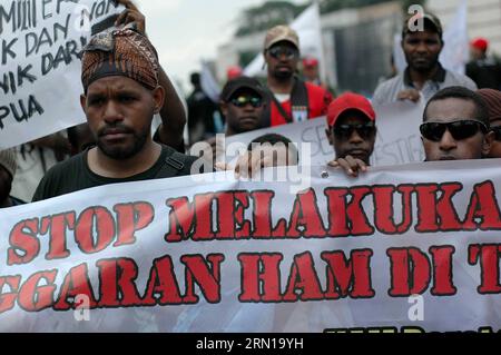 AKTUELLES ZEITGESCHEHEN Indonesien - Demonstration am Internationalen Tag der Menschenrechte (141210) -- JAKARTA, 10. Dezember 2014 -- Papuanische Studenten nehmen an einer Kundgebung zum Internationalen Tag der Menschenrechte in Jakarta, Indonesien, 10. Dezember 2014 Teil. Papuanische Studenten bitten um Aufmerksamkeit von der Regierung, nachdem vier Teenager in der widerspenstigen Provinz Papua in Ost-Indonesien bei Zusammenstößen mit Sicherheitskräften tot aufgefunden wurden. ) INDONESIEN-JAKARTA-MENSCHENRECHTSTAG AGUNGXKUNCAHYAXB. PUBLICATIONxNOTxINxCHN News aktuelle Ereignisse Indonesien Demonstration am Internationalen Tag der Menschenrechte Jakarta DEC Stockfoto
