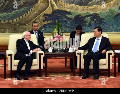 (141210) -- PEKING, 10. Dezember 2014 -- Zhang Dejiang (R, Front), Vorsitzender des Ständigen Ausschusses des Nationalen Volkskongresses Chinas, trifft sich mit dem irischen Präsidenten Michael D. Higgins in der Großen Halle des Volkes in Peking, Hauptstadt Chinas, 10. Dezember 2014. ) (mp) CHINA-BEIJING-ZHANG DEJIANG-IRISH PRESIDENT-MEETING (CN) RaoxAimin PUBLICATIONxNOTxINxCHN Beijing DEZ 10 2014 Zhang Dejiang r Front Vorsitzender des Thing Committee des China S National Celebrities S Kongresses trifft mit dem irischen Präsidenten Michael D Higgins in der Großen Halle der Prominenten in Peking Hauptstadt von China DEZ 1 Stockfoto