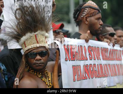 AKTUELLES ZEITGESCHEHEN Indonesien - Demonstration am Internationalen Tag der Menschenrechte (141210) -- JAKARTA, 10. Dezember 2014 -- Papuanische Studenten nehmen an einer Kundgebung zum Internationalen Tag der Menschenrechte in Jakarta, Indonesien, 10. Dezember 2014 Teil. Papuanische Studenten bitten um Aufmerksamkeit von der Regierung, nachdem vier Teenager in der widerspenstigen Provinz Papua in Ost-Indonesien bei Zusammenstößen mit Sicherheitskräften tot aufgefunden wurden. ) INDONESIEN-JAKARTA-MENSCHENRECHTSTAG AGUNGXKUNCAHYAXB. PUBLICATIONxNOTxINxCHN News aktuelle Ereignisse Indonesien Demonstration am Internationalen Tag der Menschenrechte Jakarta DEC Stockfoto