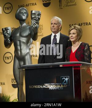 (141210) -- LOS ANGELES, 10. Dezember 2014 -- Screen Actors Guild (sag) Awards Foundation President JoBeth Williams (R) und der stellvertretende Vorsitzende Daryl Anderson sprechen bei der Bekanntgabe von Nominierten für die 21. Sag Awards in Los Angeles, USA, 10. Dezember 2014. ) US-sag AWARDS-NOMINIERUNG ANKÜNDIGUNG YangxLei PUBLICATIONxNOTxINxCHN Los Angeles DEC 10 2014 Screen Actors Guild sag Awards Foundation Präsident JoBeth Williams r und der stellvertretende Vorsitzende Daryl Anderson sagten BEI der BEKANNTGABE der NOMINIERUNGEN für die 21. Sag Awards in Los Angeles die USA DEC 10 2014 U S sag Auszeichnungen Nominat Stockfoto