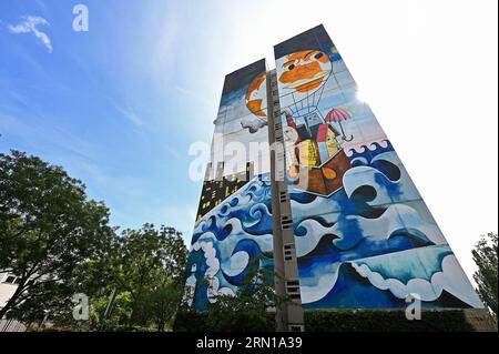 Artpark Tegel, Urban Street Art auf 8 Hochhäusern in Berlin Tegel, Jim Avignon; Ballon Stockfoto