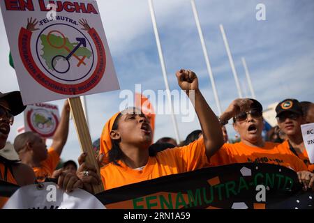 (141211) -- SANTO DOMINGO, Menschen nehmen an einer Demonstration zur Verteidigung der würde, Integrität, Gesundheit und des Lebens von Frauen auf Abtreibung vor dem Nationalkongress in Santo Domingo, Dominikanische Republik, am 10. Dezember 2014 Teil. Das Dominican Medical College und die Koalition für die Rechte und das Leben von Frauen leitete am Mittwoch eine Demonstration, bei der Integrität, Gesundheit und Leben der Frauen gefordert wurden und die zur Achtung ihrer Entscheidung über Abtreibung und zur Vermeidung von Todesfällen in geheimen Krankenhäusern aufrief, so die lokale Presse. ) (fnc) DOMINIKANISCHE REPUBLIK-SANTO DOMINGO-DEMONSTRATION FRANxAFONSO Stockfoto