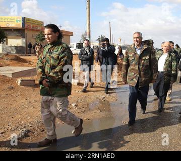 (141211) -- TRIPOLI, 11. Dezember 2014 -- Libyens von Islamisten unterstützter Premierminister Omar al-Hasi (2. R) besucht am 11. Dezember 2014 Militante der Libyschen Morgenröte an der Front westlich von Tripolis, Libyen. Die islamistische bewaffnete Allianz Libya Dawn kämpft mit der libyschen Nationalarmee, die seit Anfang Dezember versucht hat, die Kontrolle über ihre verlorenen Gebiete zurückzugewinnen. LIBYEN-TRIPOLIS-LIBYEN DAWN HamzaxTurkia PUBLICATIONxNOTxINxCHN Tripoli DEZ 11 2014 Libyens islamistischer unterstützter Premierminister Omar Al Hasi 2nd r besucht den Militanten der Libyschen Dawn AN der Front WESTLICH von Tripolis Libyen AM DEZ 11 2014 den Islamistischen Arm Stockfoto