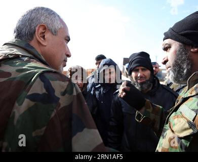 (141211) -- TRIPOLI, 11. Dezember 2014 -- Libyens islamistisch unterstützter Premierminister Omar al-Hasi (L) besucht am 11. Dezember 2014 Militante der Libyschen Morgenröte an der Front westlich von Tripolis, Libyen. Die islamistische bewaffnete Allianz Libya Dawn kämpft mit der libyschen Nationalarmee, die seit Anfang Dezember versucht hat, die Kontrolle über ihre verlorenen Gebiete zurückzugewinnen. LIBYEN-TRIPOLIS-LIBYEN DAWN HamzaxTurkia PUBLICATIONxNOTxINxCHN Tripoli DEZ 11 2014 Libyens islamistisch unterstützte Premierminister Omar Al Hasi l besucht den Militanten der Libyschen Dämmerung AN der Front WESTLICH von Tripolis Libyen AM DEZ 11 2014 die Islamistische bewaffnete Allia Stockfoto